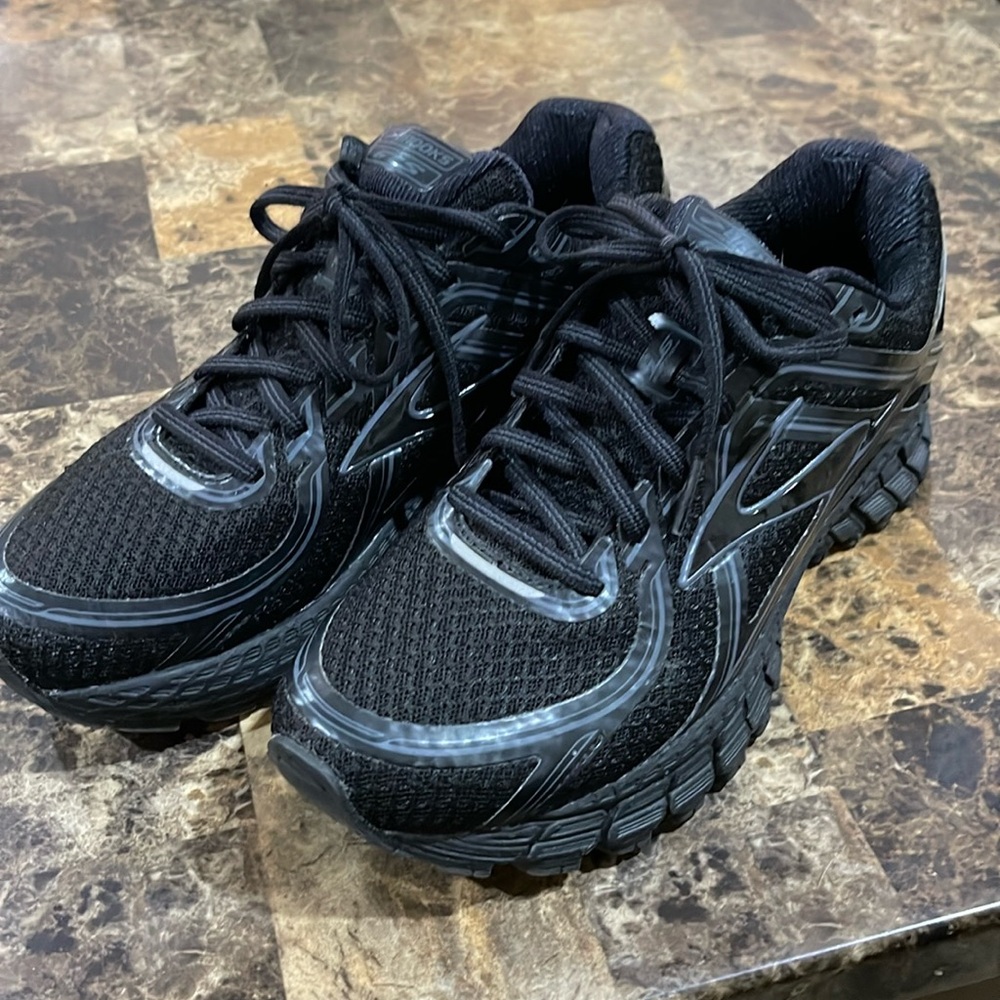 Brooks GTS  16 sneakers